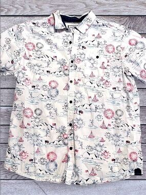 Free Planet Short Sleeve Button-Down Shirt with Patriotic Print xl